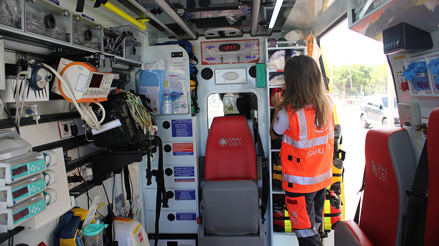 Enfermera dentro de una ambulancia